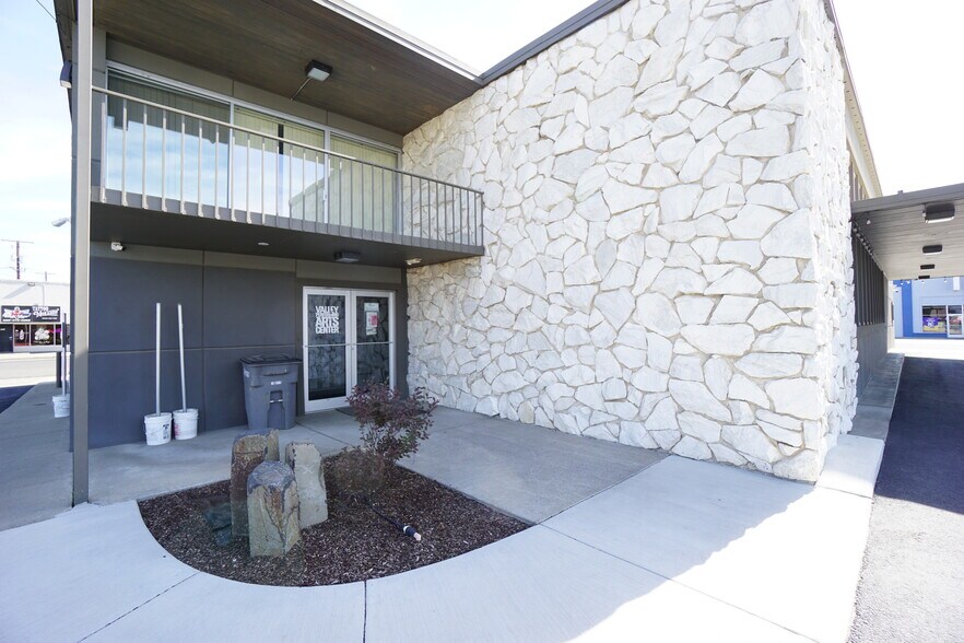 More Photos Of 401 S 7th St, Sunnyside Bank For Sale