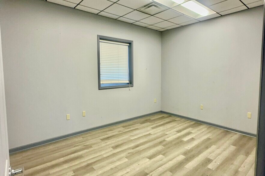 More Photos Of 2412 Palumbo Dr, Lexington Warehouse For Lease