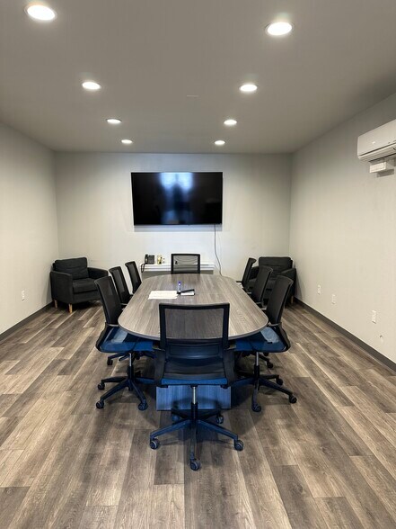 More Photos Of 4339 Centergate St, San Antonio Light Manufacturing For Lease