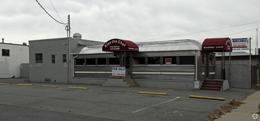 Primary Photo Of 106 E 2nd St, Mineola Restaurant For Sale