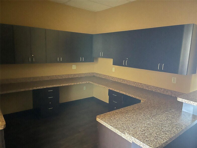 More Photos Of 1200 Crawford Ave, Granbury Medical For Lease