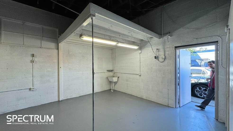 More Photos Of 10035-10043 Canoga Ave, Chatsworth Warehouse For Lease