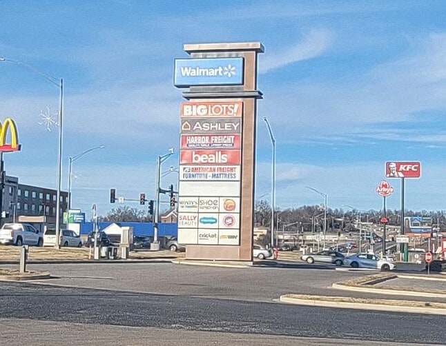 More Photos Of 1301-1425 Southern Hills Ctr, West Plains Freestanding For Lease