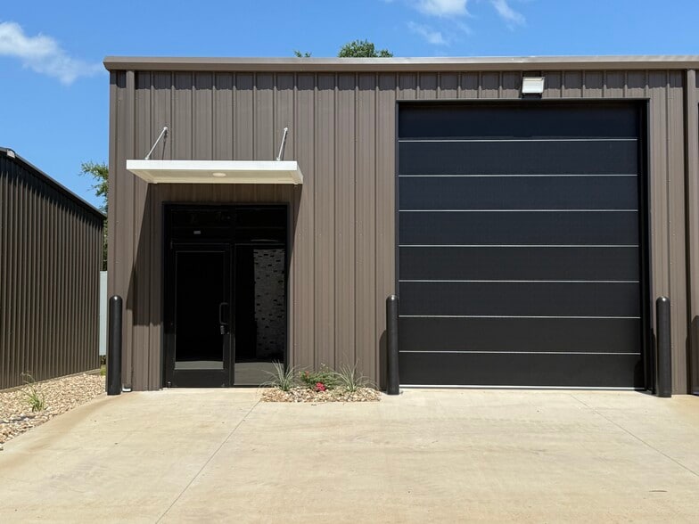 More Photos Of 12173 State 64 hwy, Tyler Showroom For Lease