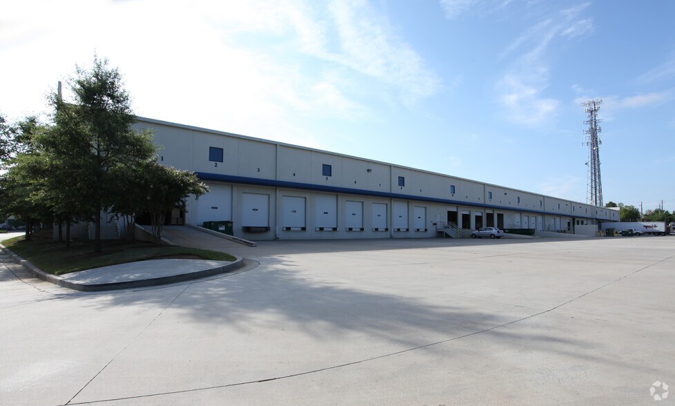 More Photos Of 105 Forest Pky, Forest Park Warehouse For Lease