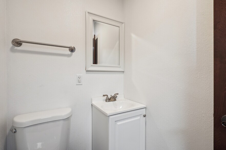 More Photos Of 410 Rath St, Waterloo Industrial For Lease