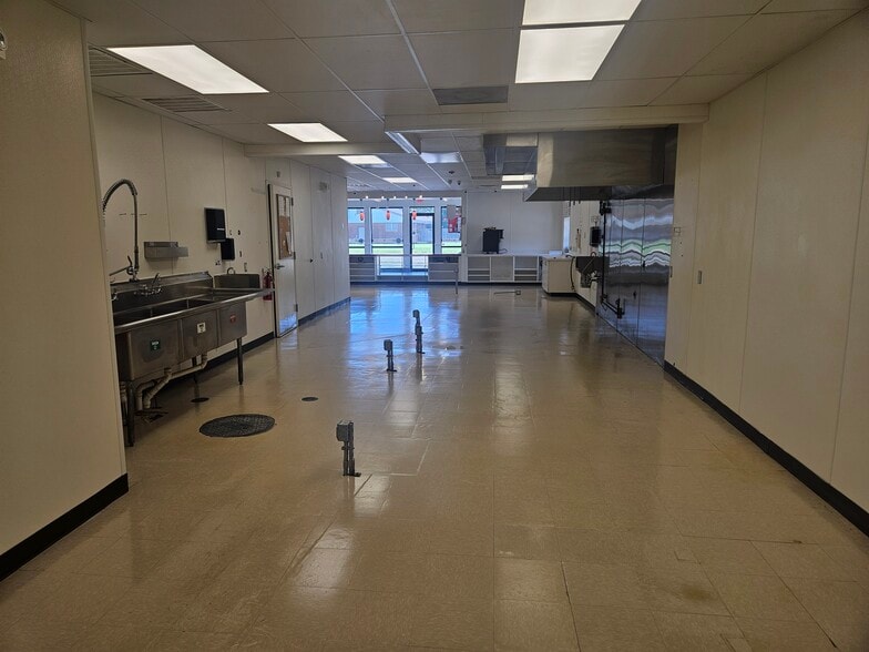 More Photos Of 1805 W Main St, Norman Storefront For Lease