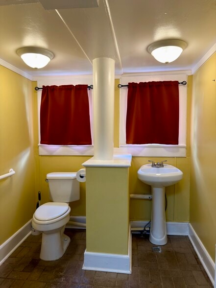 More Photos Of 119 E Union St, Marshville Storefront Retail Office For Lease