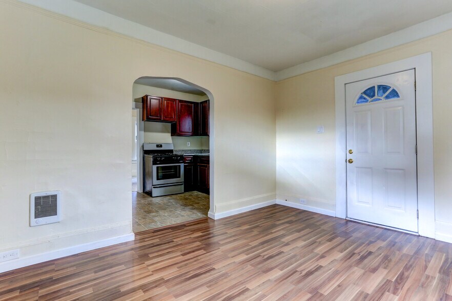 More Photos Of 1512 Franklin St, Vancouver Apartments For Sale