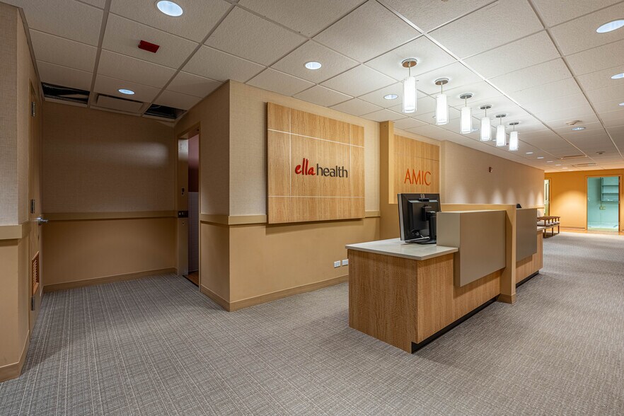More Photos Of 111 N Wabash Ave, Chicago Office For Sale