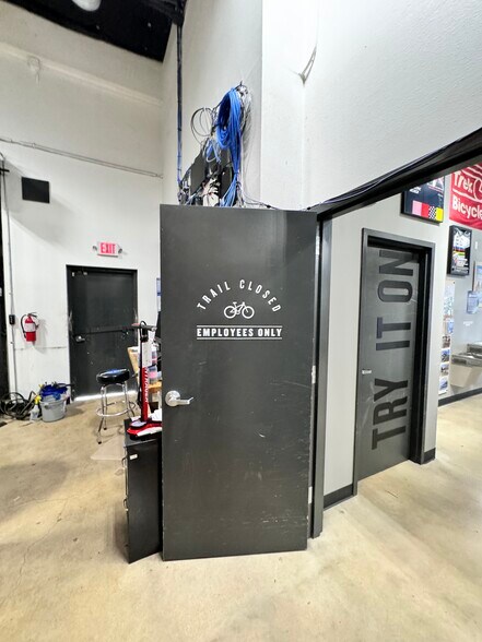 More Photos Of 835 SE Military Dr, San Antonio Freestanding For Sale