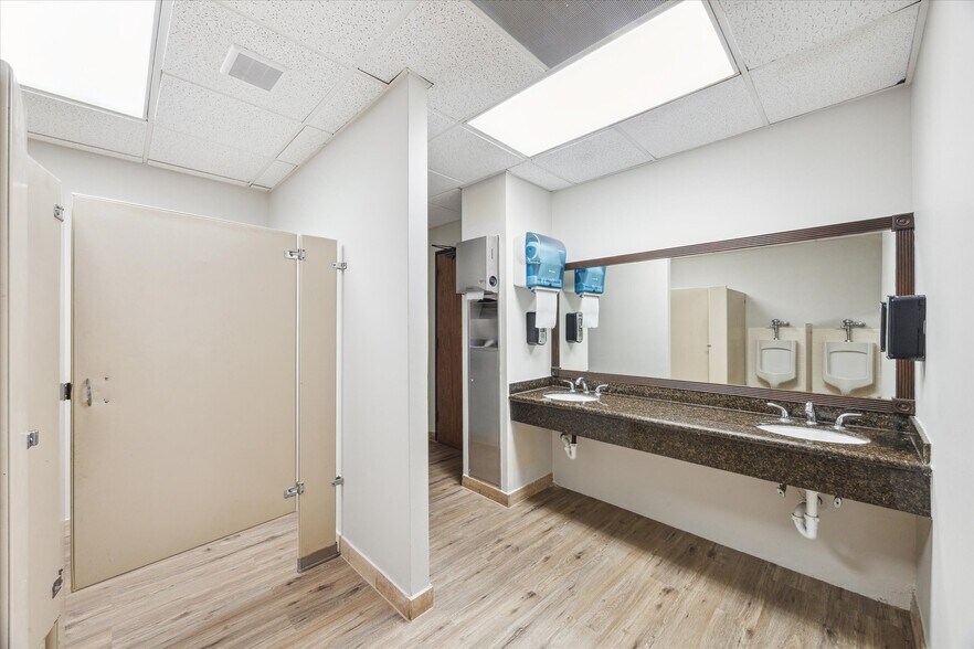 More Photos Of 17041 El Camino Real, Houston Office Residential For Sale