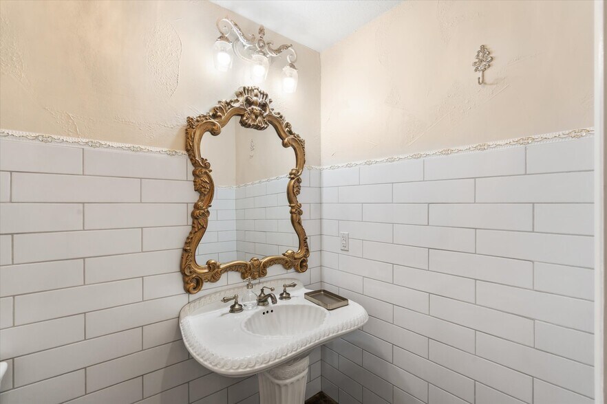 More Photos Of 7700 Glen Rose Hwy, Granbury Lodge Meeting Hall For Sale