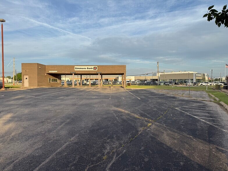 More Photos Of 7250 NW Expressway St, Oklahoma City Bank For Lease