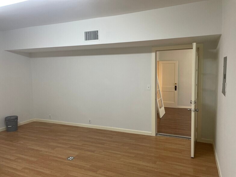 More Photos Of 738 W Hildebrand Ave, San Antonio Storefront Retail Office For Lease