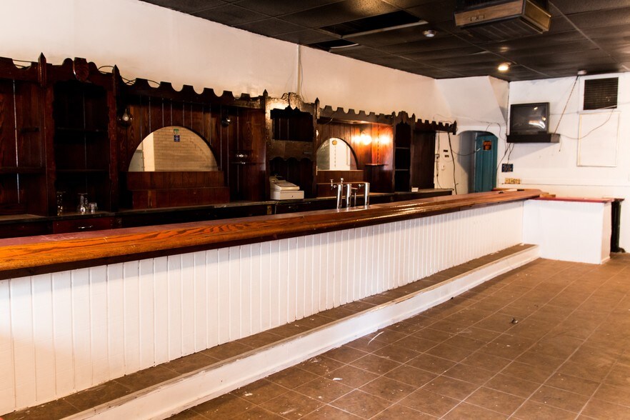More Photos Of 826 E Warrington Ave, Pittsburgh Bar For Lease