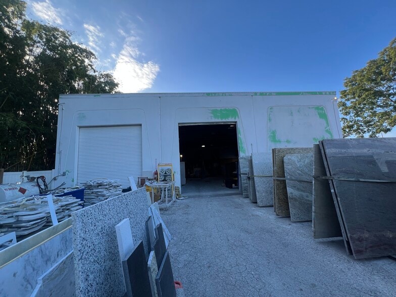 More Photos Of 7704 W Hillsborough Ave, Tampa Warehouse For Lease