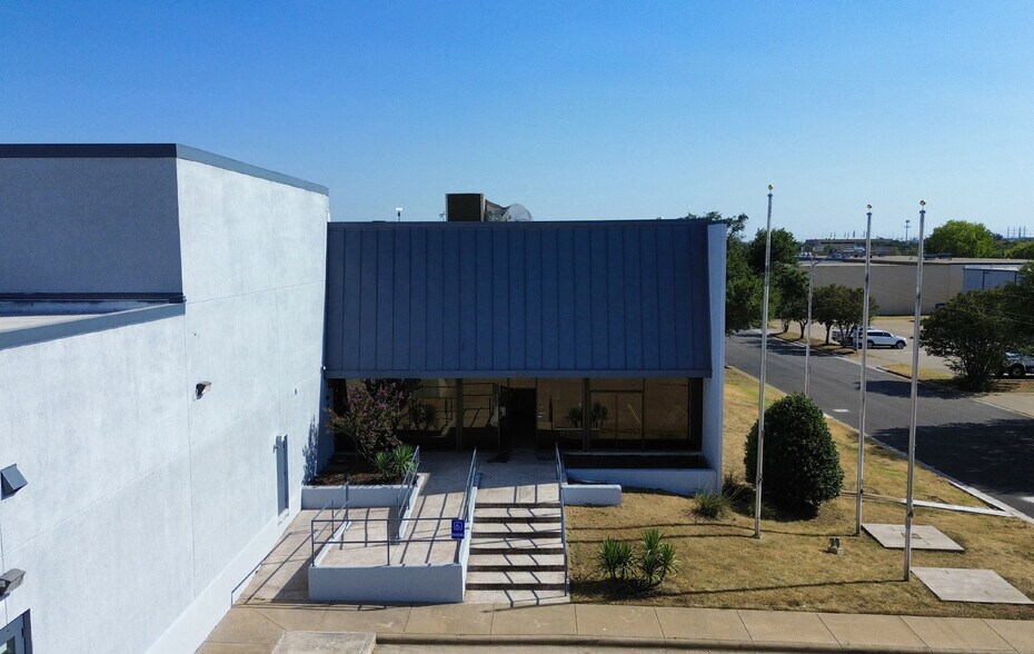 More Photos Of 5050 Rondo Dr, Fort Worth Warehouse For Sale