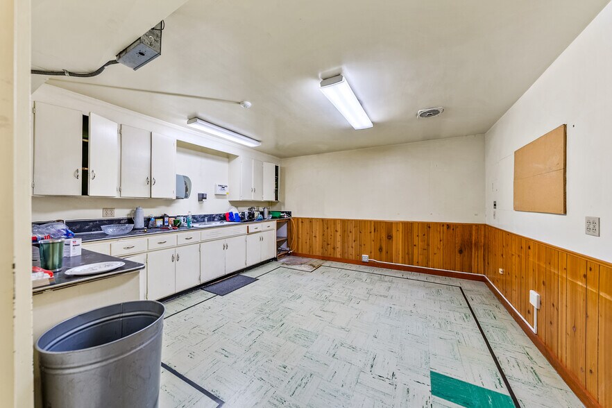 More Photos Of 655 W Umpqua St, Roseburg Radio TVTransmission Facilities For Sale