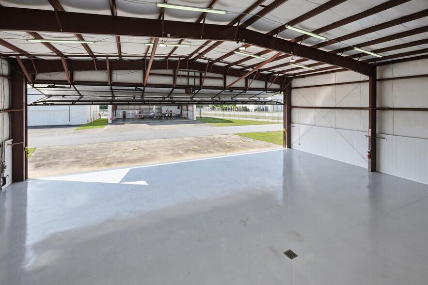 More Photos Of 1131 Memorial Dr, Greenville Airplane Hangar For Lease
