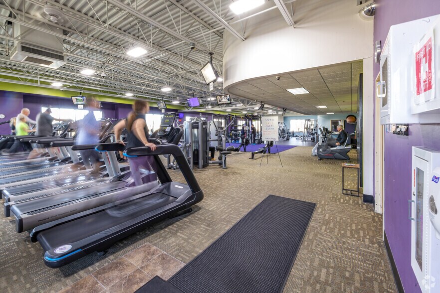More Photos Of W175N11162 Stonewood Dr, Germantown Health Club For Lease
