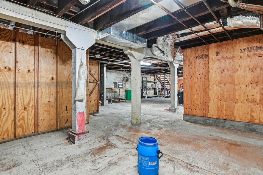 More Photos Of 1037 Valencia St, San Francisco General Retail For Lease