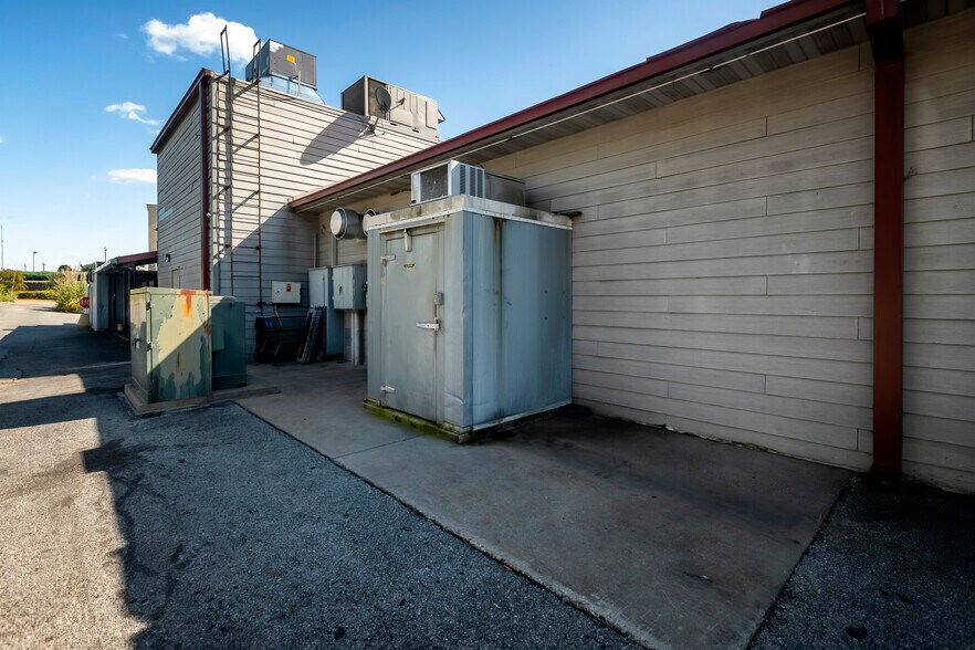 More Photos Of 2700 17th St, Marion General Retail For Sale