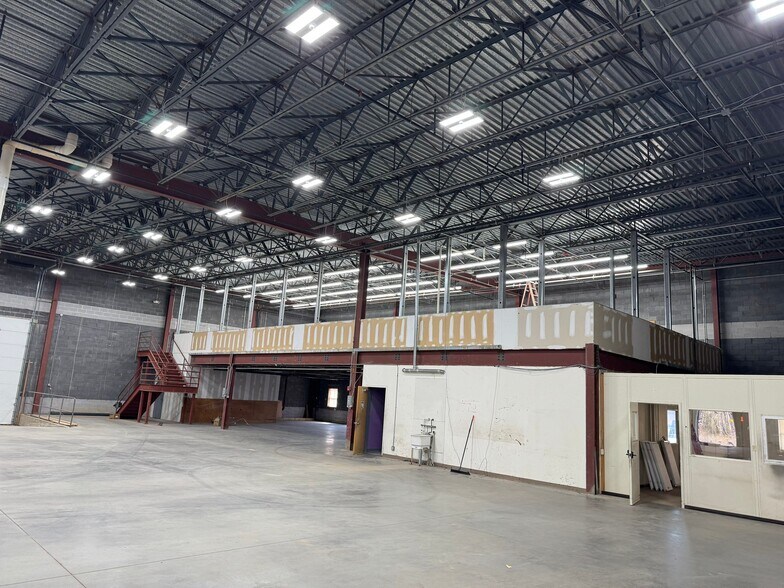More Photos Of 700 Business Park Dr, Freehold Light Distribution For Lease
