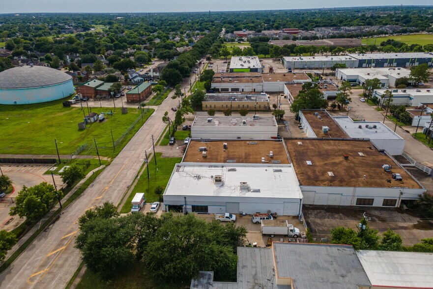 More Photos Of 10940 Stancliff Rd, Houston Office For Lease