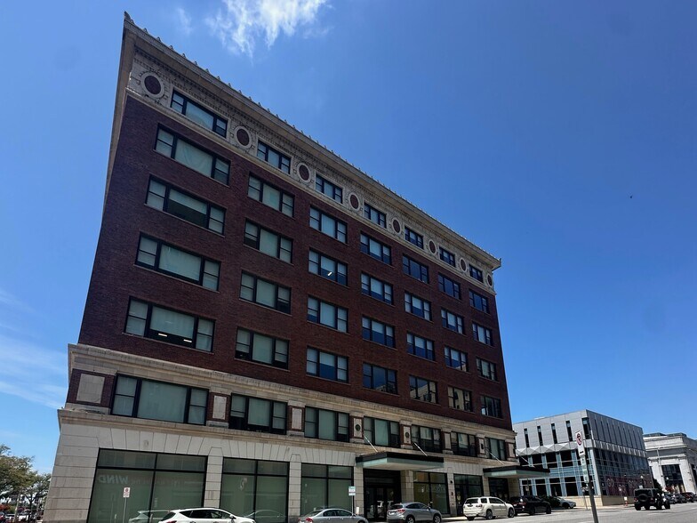 More Photos Of 102 W 2nd St, Davenport Office For Lease