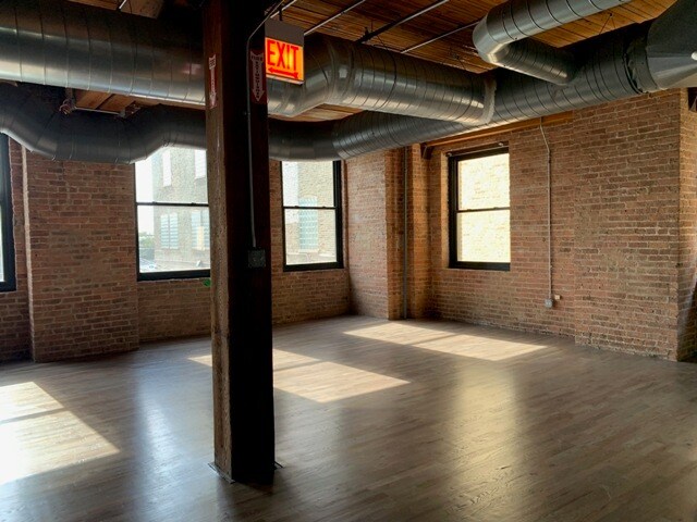 More Photos Of 344 N Ogden Ave, Chicago Loft Creative Space For Lease