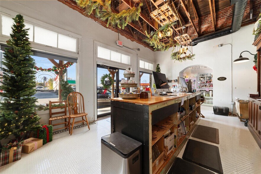 More Photos Of 508 N Center Ave, Brownwood Department Store For Sale