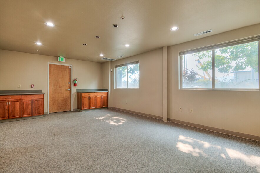 More Photos Of 62958 NE Layton Ave, Bend Light Manufacturing For Sale