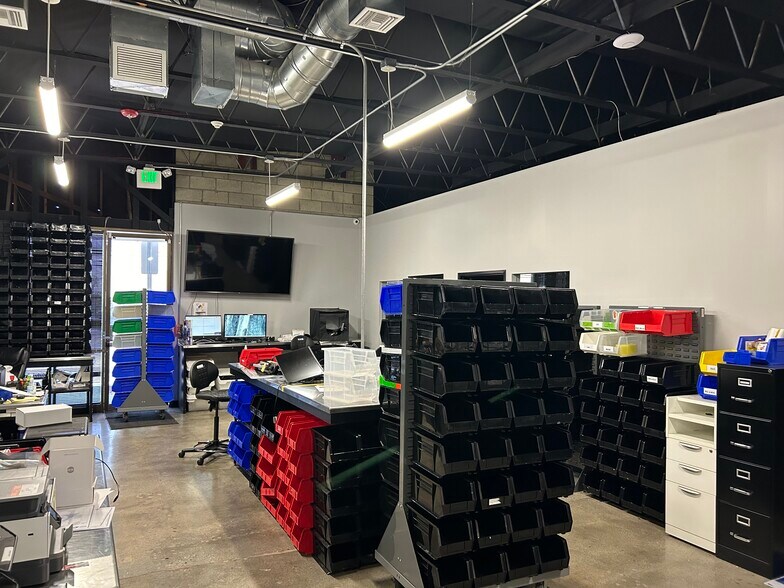 More Photos Of 7027 Hayvenhurst Ave, Van Nuys Light Manufacturing For Lease