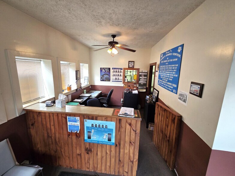 More Photos Of 142 Lenox Ave, Oneida Auto Repair For Sale