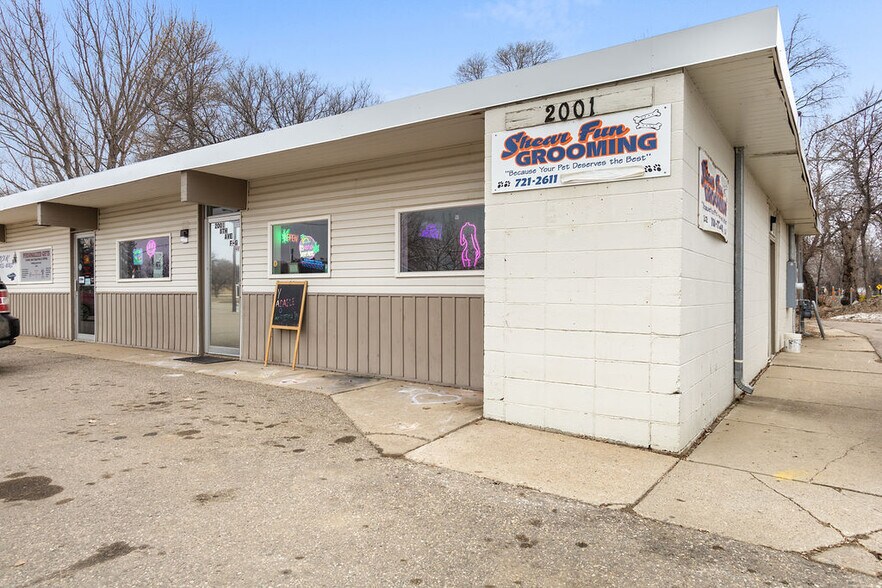 More Photos Of 2001 8th Ave SE, Minot General Retail For Sale