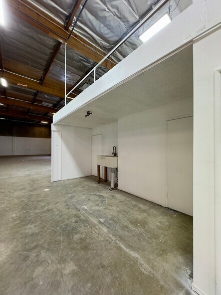 More Photos Of 9819 Glenoaks Blvd, Sun Valley Manufacturing For Sale