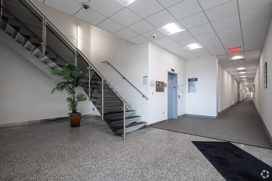 More Photos Of 999 Stewart Ave, Bethpage Office For Lease