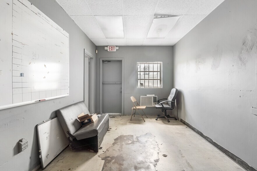 More Photos Of 775 NW 21st St, Miami Service For Sale