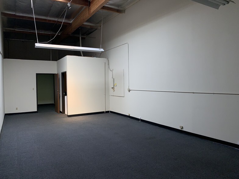 More Photos Of 634 N Poplar St, Orange Unknown For Lease