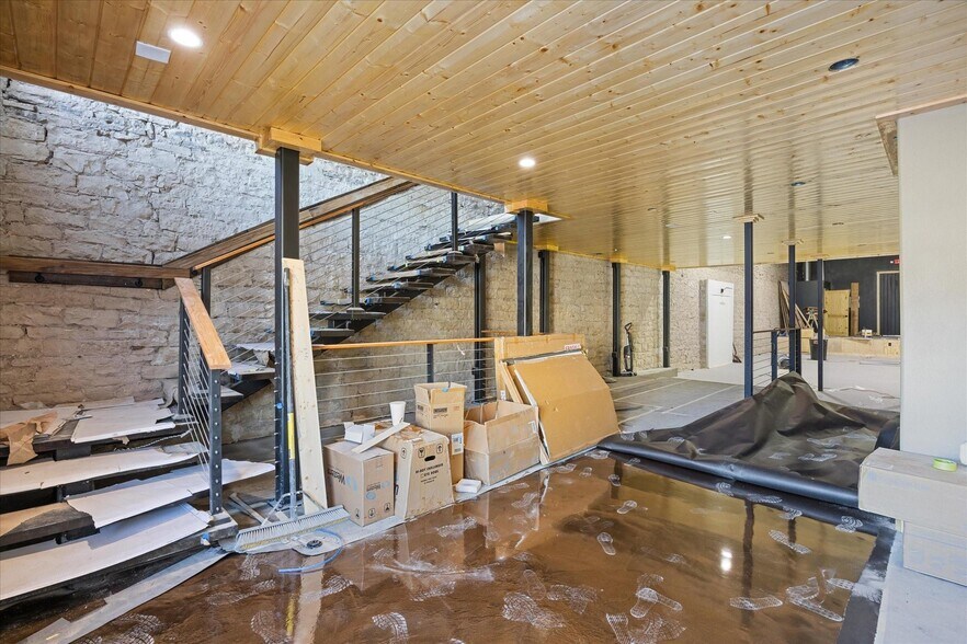 More Photos Of 114 NE Barnard St, Glen Rose Storefront For Lease