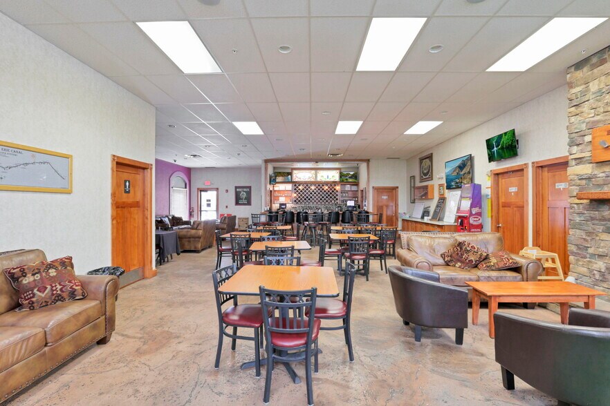 More Photos Of 509 S Wooster Ave, Strasburg Hotel For Sale