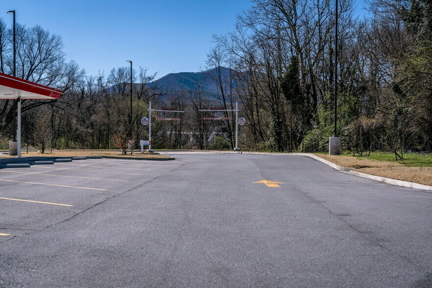More Photos Of 1968 W Main St, Salem Fast Food For Lease