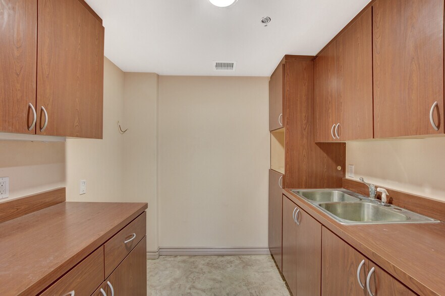 More Photos Of 6230 McLeod Dr, Las Vegas Medical For Lease