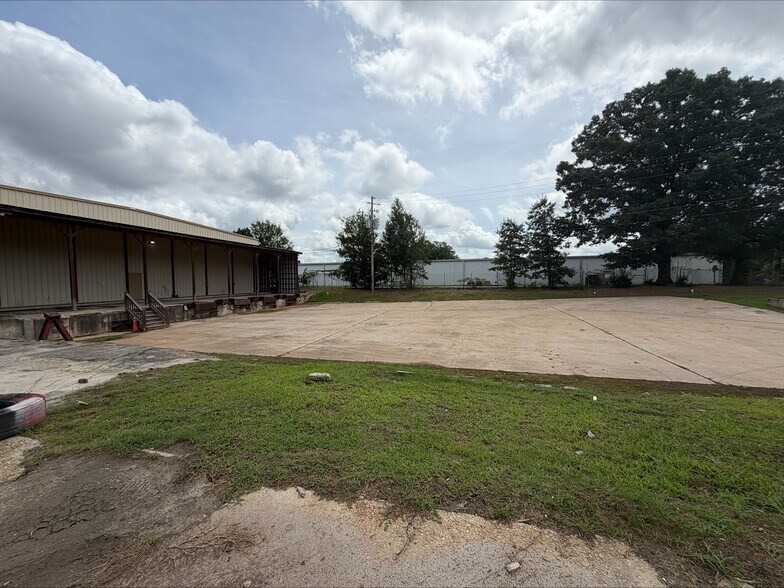 More Photos Of 2336 Lawrence Ave, Atlanta Truck Terminal For Lease