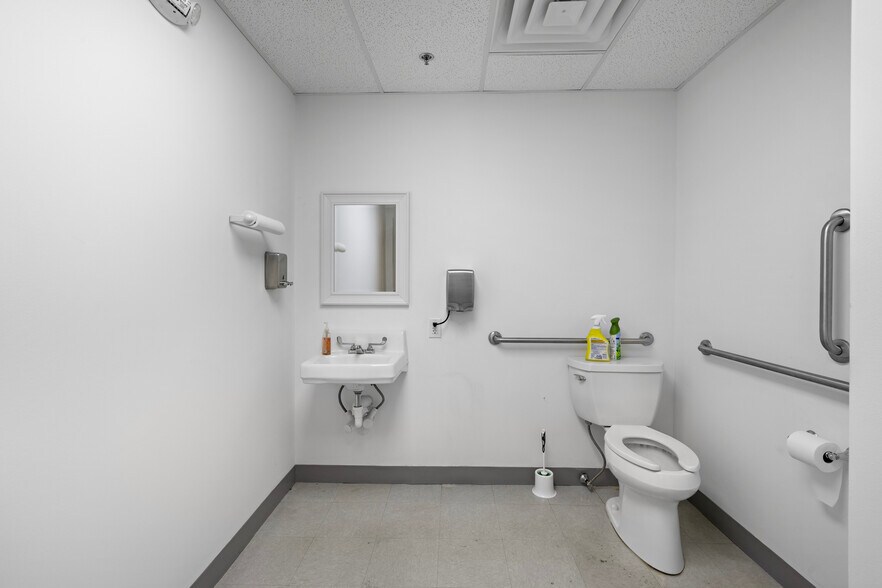 More Photos Of 178 Commerce Rd, Carlstadt Warehouse For Lease