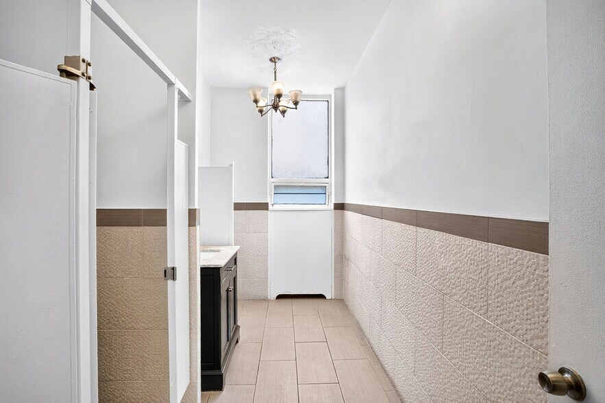 More Photos Of 220 Old Country Rd, Mineola Office For Sale
