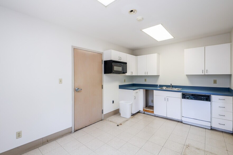 More Photos Of 1487 Belk Blvd, Oxford Office For Sale