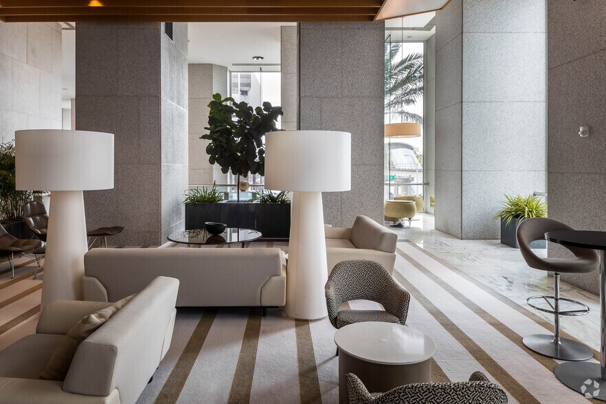 More Photos Of 200 S Biscayne Blvd, Miami Office For Lease