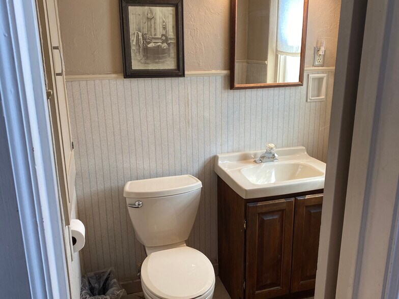 More Photos Of 102 N Fowler St, Meade Office For Sale